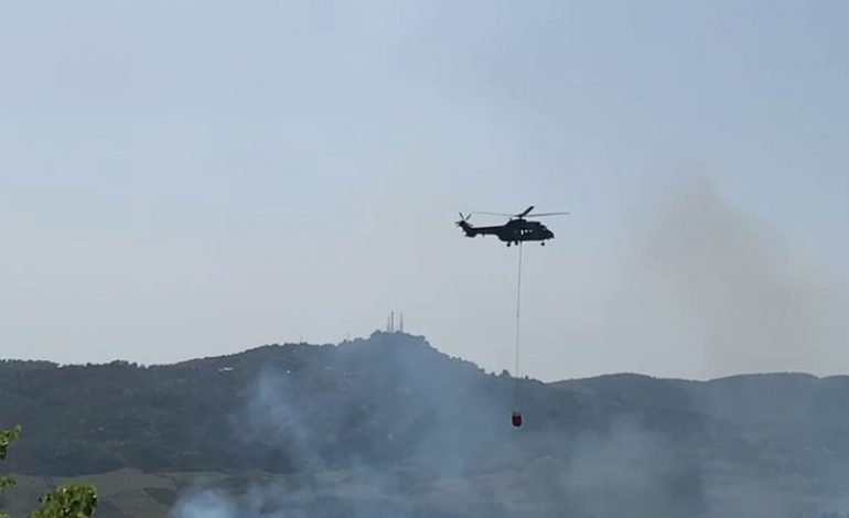 ZONA E PYLLËZUAR E PESHTANIT PREJ TRE DITËSH NË FLAKË/ Helikopteri u vjen në ndihmë zjarrfikësve