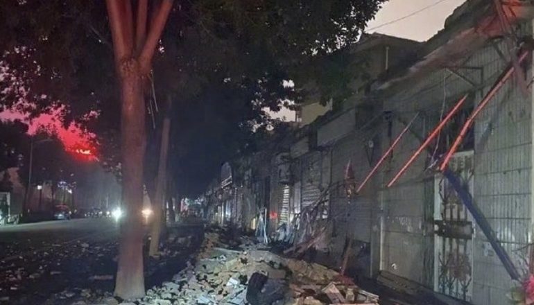 KINA GODITET NGA NJË TËRMET I FORTË/ Të paktën 21 të plagosur dhe qindra ndërtesa të shembura
