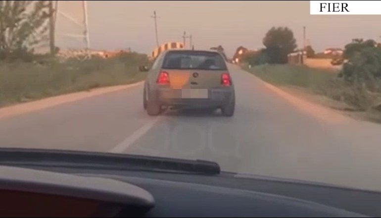 KREU MANOVRA TË RREZIKSHME NË RRUGË/ Gjobitet shoferi 23-vjeçar në Fier