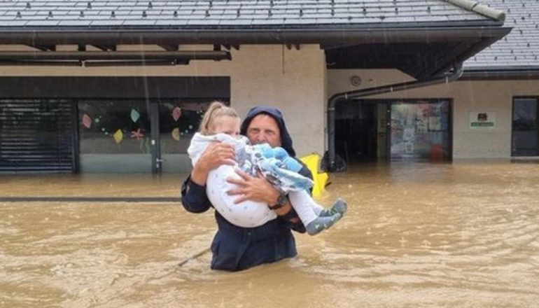 PËRMBYTJE MASIVE NË SLLOVENI/ 3 persona humbën jetën nga stuhitë! Panik dhe frikë në disa zona të izoluara nga uji