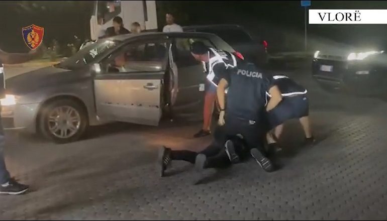 U KAPËN ME MINA ME TELEKOMANDË NË MAKINË/ Gjykata lë në burg xhaxhain e nipin
