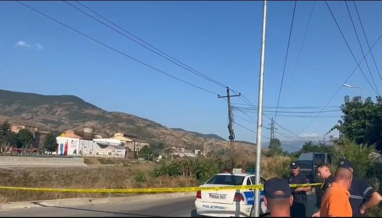 PLAGOSI GRUAN DHE DJALIN/ Identifikohet 62 vjeçari që nuk pranon të dorëzohet dhe po qëllon drejt policisë