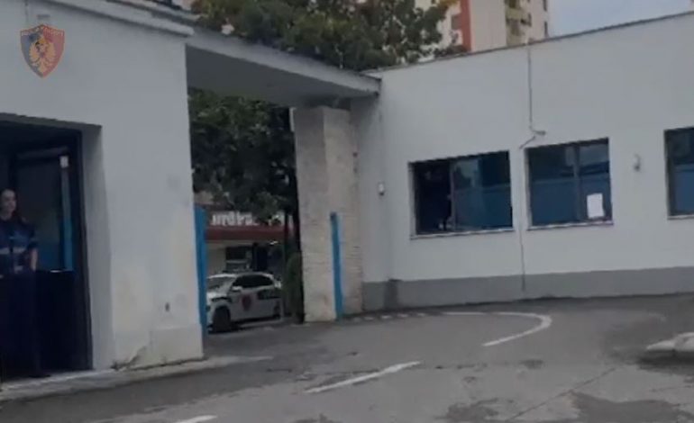 PARANDALOHET KRIMI NË FAMILJE/ Arrestohet 48-vjeçari që kërcënoi të shoqen se do ta vriste me sëpatë