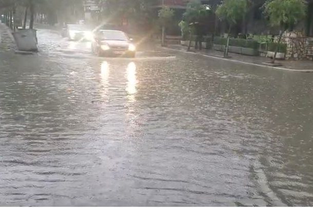 MOTI I KEQ “MBËRTHEN” VENDIN/ Durrësi përfshihet nga stuhia, probleme në disa nga rrugët kryesore