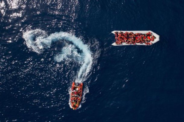 TRAGJEDI/ Fundoset anija me emigrantë, mbyten 17 persona dhe zhduken 30 të tjerë