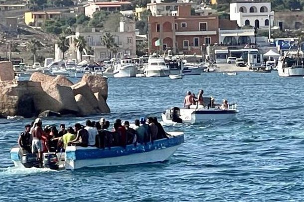 E RËNDË/ Mbyten 2 anije me emigrantë në Itali, 2 persona humbin jetën, mbi 30 të zhdukur në det