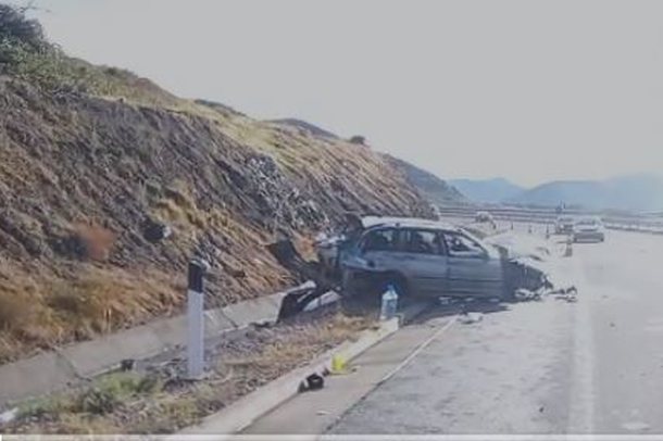 AKSIDENT NË RRUGËN E KOMBIT/ Makina me targa serbe përplaset me trafikndarësen! Në spital çifti i bashkëshortëve dhe 3 fëmijë