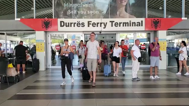 VAZHDON FLUKSI NË PORTIN E DURRËSIT/ Mbi 5 mijë udhëtarë mbërritën vetëm sot