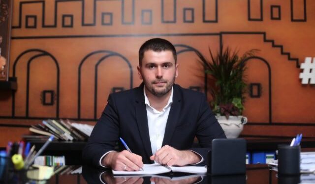 FITOI ZGJEDHJET NË RROGOZHINË/ KQZ i jep mandatin e kryebashkiakut Edison Memolla