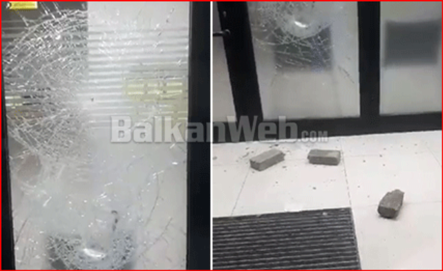 THEU XHAMAT ME TULLË DHE TENTOI TË HYNTE BRENDA/ Dalin pamjet nga tentativa e të riut për të vjedhur filialin e bankës në Tiranë