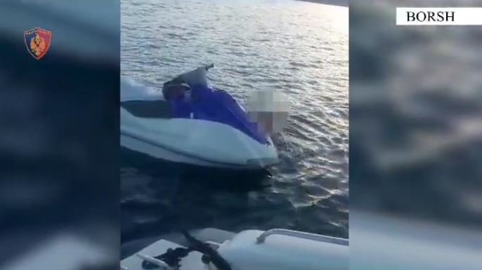 PËRJETOI TMERRIN PASI IU PRISH JET SKI NË MES TË DETIT NË HIMARË/ Shpëtohet nga policia 28-vjeçari pas alarmit të miqve