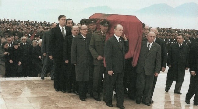 DOSSIER/ Historia e panjohur e 11 prillit ’84: Ditën që vdiq Enver Hoxha, Ibrahimi hyri te klubi i fshatit Çermë…