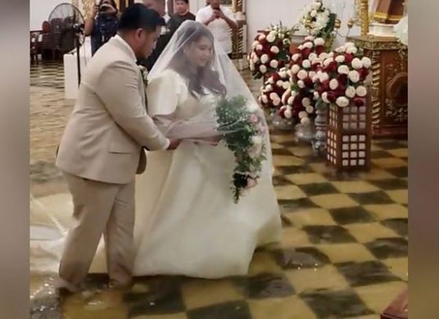 ASGJË NUK MUND T’I NDALË/ Nusja dhe dhëndri martohen në altarin e përmbytur