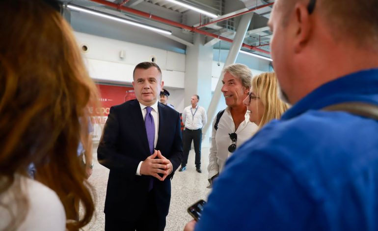 E NIS DITËN NGA AEROPORTI “NËNË TEREZA”/ Balla: 1 milion pasagjerë pritet të hyjnë dhe dalin nga Shqipëria gjatë gushtit
