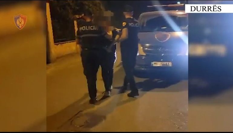 SHISNIN LËNDË NARKOTIKE NË DURRËS/ Dy në pranga! Sekuestrohet 1 kg kanabis, 900 euro dhe 90 mijë lekë