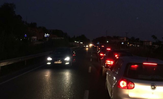 ÇFARË NDODHI? Bllokohet aksi Thumanë-Fushë Krujë, makinat presin në rradhë të gjata