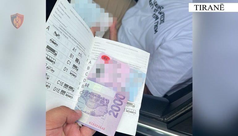 E PËSON KEQ SHOFERI/ I ofroi para policit për t’i shpëtuar gjobës për xhamat e zinj, arrestohet…