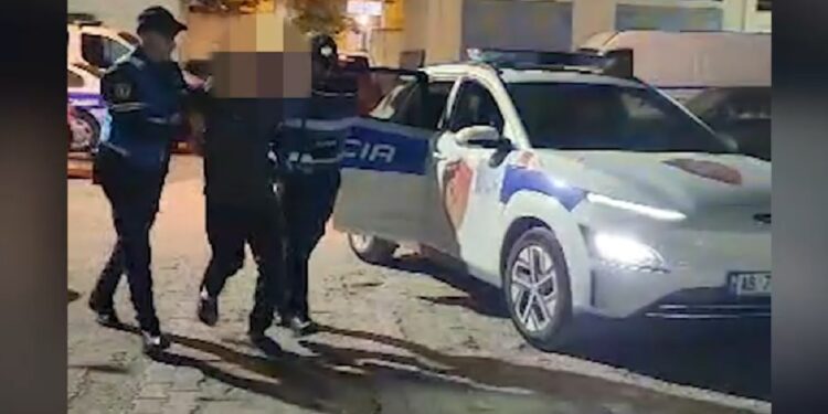 PLAS SHERRI MES KUSHËRINJVE NË KAVAJË/ Goditje me sende të forta njëri-tjetrit. Pranga për të tre