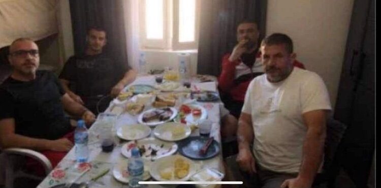 “JA SI QËNDRON E VËRTETA…”/ Berisha publikon një foto të Tahirit nga burgu, reagon Drejtoria e Burgjeve: S’ka menzë, ushqimi në dhoma