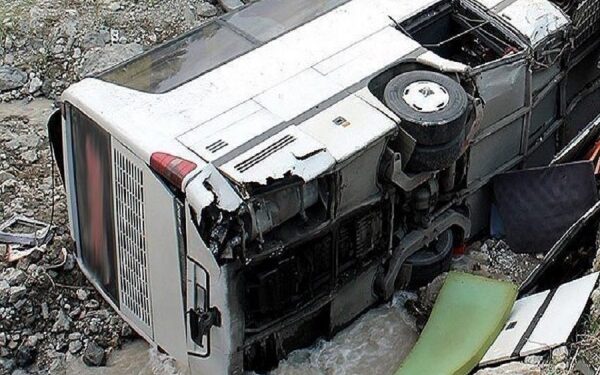 E RËNDË NË MEKSIKË/ 18 të vdekur dhe mbi 20 të plagosur. Autobusi me emigrantë përplaset në një luginë