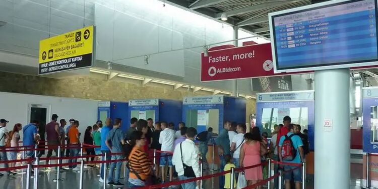 HARRUAN ÇANTËN ME 40 MIJË EURO NË AEROPORT/ Personeli ia kthen të zotit