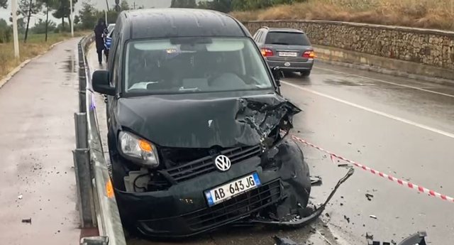 TJETËR AKSIDENT NË JUGLINDJE TË VENDIT/ Përplasen dy makina në aksin Pogradec-Lin