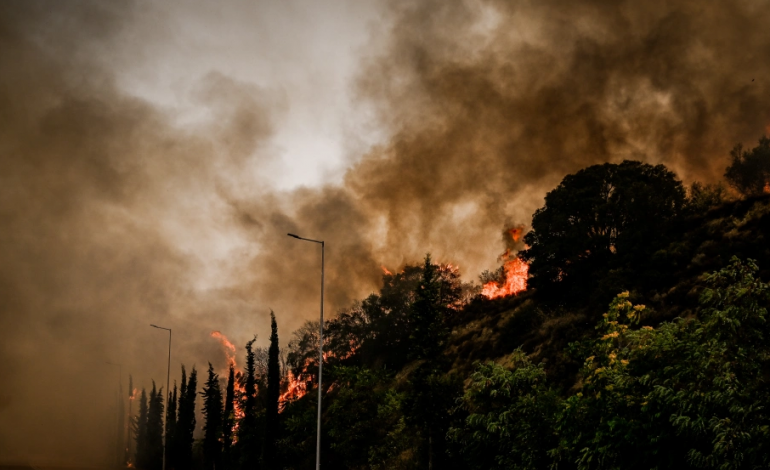 ZJARRET NË GREQI/ Autoritetet ngrenë alarmin: Të paktën 11 zona janë më të rrezikuara, qytetarët…