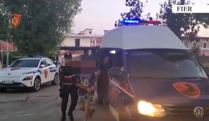 LËVIZTE I DEHUR DHE ME KALLASHNIKOV ME VETE/ Arrestohet 40-vjeçari në Fier (EMRI)
