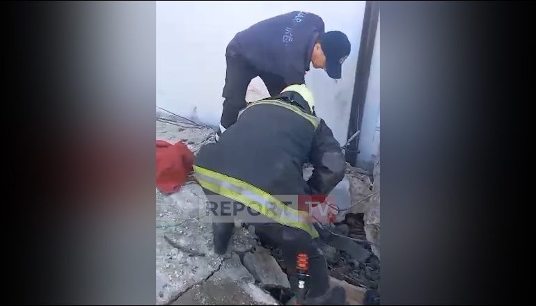 NGECËN NËN RRËNOJAT E SOLETËS QË U SHEMB/ Pamjet nga momenti kur zjarrfikëset sharrojnë betonin për t’i shpëtuar dy personat