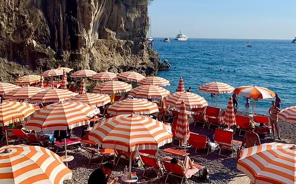 “NGA 40 NË 700 EURO”/ Daily Mail i dedikon shkrim shezlongëve më të shtrenjtë të Evropës