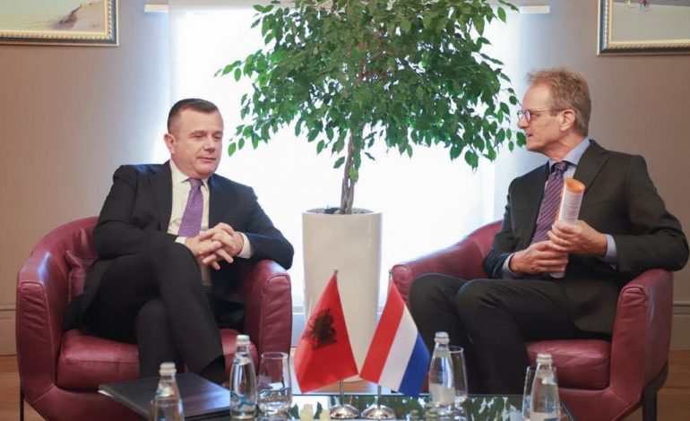 TAKIM ME AMBASADORIN E VENDEVE TË ULËTA/ Balla: Bashkëpunimin në luftën kundër krimit të organizuar