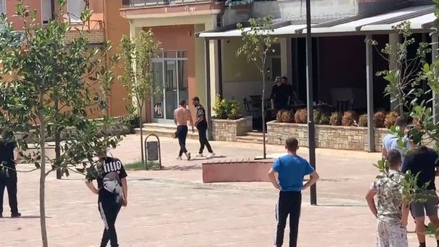 ÇFARË NDODHI NË BULQIZË? I riu gjysmë i zhveshur sulmon qytetarët në lokal