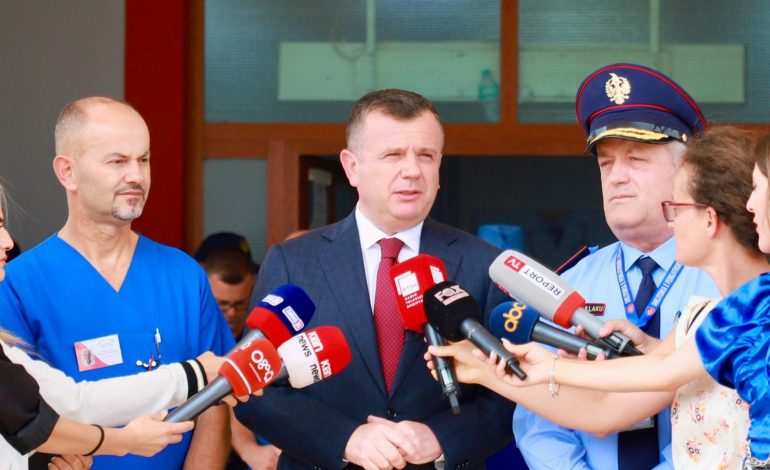 U PËRPLAS GJATË KRYERJES SË DETYRËS/ Balla viziton në spital efektiven e plagosur: Shoferët të respektojnë rregullat e qarkullimit rrugor