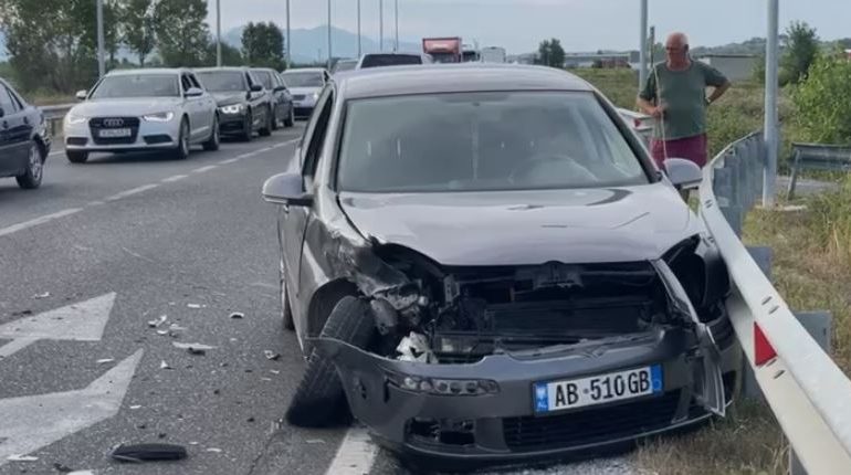 AKSIDENT I RËNDË NË LEZHË/ Dy makinat përplasen “kokë më kokë”