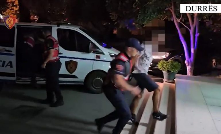 KISHIN PËRSHTATUR NJË AGJENSI SIGURIMESH PËR TË SHITUR KANABIS/ Tre të arrestuar në Durrës