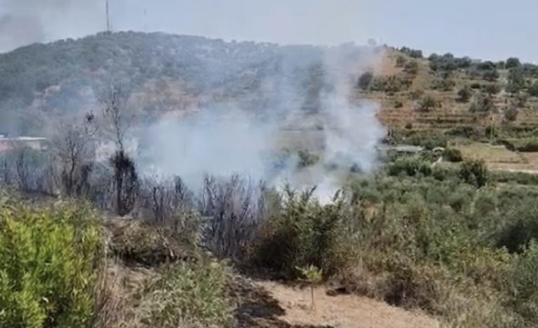 ZJARR NË VENDDEPOZITIMIN E MBETJEVE NË KUKËS/ Flakët favorizohen nga era e fortë