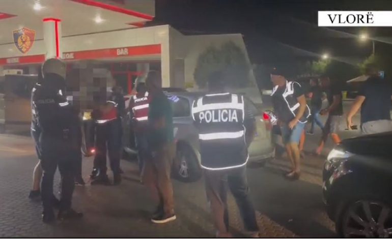 U KAPËN ME MINA TELEKOMANDË/ Dalin pamjet, ja momenti i arrestimit të xhaxhait dhe nipit në Vlorë