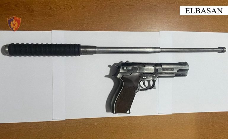 NDODH EDHE KJO/ Me pistoletë lodër e shkop metalik kërcënuan një 38-vjeçar, telashe për 3 të rinj në Elbasan
