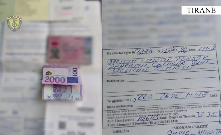 ME TELEFON NË VESH DUKE I DHËNË MAKINËS/ Tenton të korruptojë policin e Rrugores, procedohet shoferi
