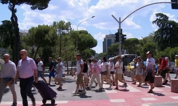 TURIZMI NË SHQIPËRI/ ‘Shpallen’ turistët më kopracë: Në krye italianët e jugut dhe polakët! Nordikët, më dorëlëshuarit