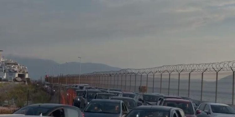 FLUKS I MADH PUSHUESISH/ Bllokohet rruga nga Zvërneci deri në Vlorë