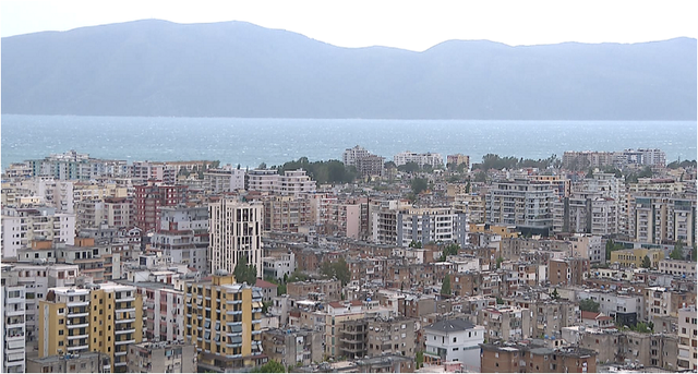 SEZONI TURISTIK/ Fluksi i papërballueshëm i turistëve në Vlorë, të gjitha apartamentet të prenotuara në gusht