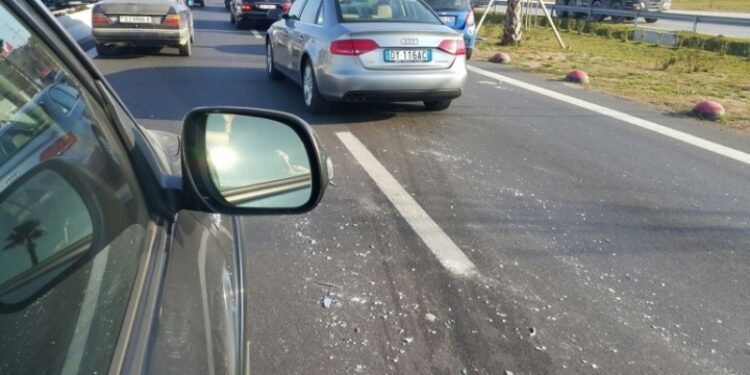 PAMJET/ Aksident masiv në autostradën Tiranë-Durrës, paralizohet qarkullimi i mjeteve