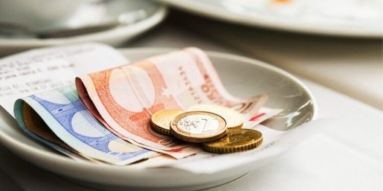 I LA 500 EURO BAKSHISH/ Kamarieri ndjek biznesmenin deri te parkingu dhe i kërkon dyfishin