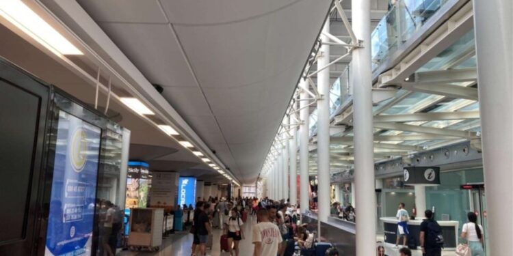 RIHAPET AEROPORTI I KATANIAS/ U mbyll për shkak të shpërthimit të vullkanit Etna