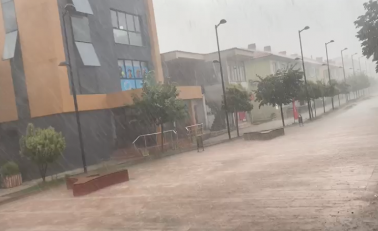 SHI E BRESHËR I FORTË/ Përmbyten rrugët e qytetit të Bulqizës, probleme për lëvizjen e qytetarëve