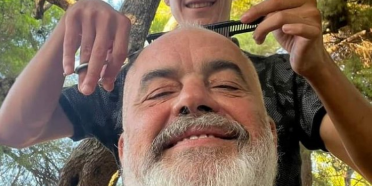 “FABIANI ME SKULPTURËN E TIJ…”/ Rama publikon foton ndryshe nga pushimet, me ‘berberin’ e tij të momentit