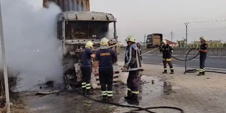DETAJET E PARA/ Shpërthen në flakë kamioni pranë pikës së karburantit
