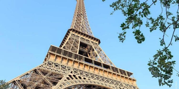 PAS KËRCËNIMEVE ME BOMBË/ Gjenden të dehur dy turistë amerikanë në Kullën Eifel