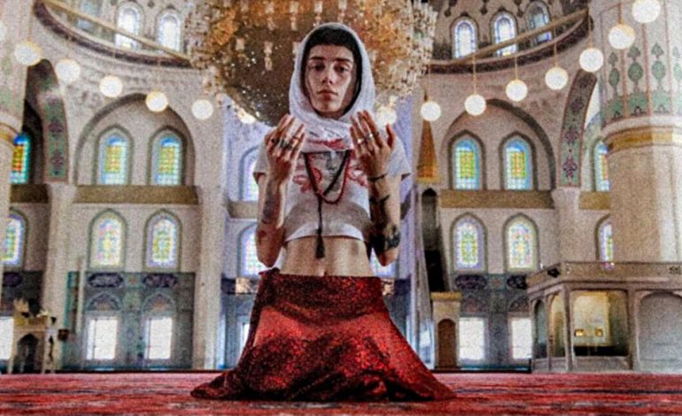 TURQI/ Reagime të ashpra për modelen që u fotografua me barkun zbuluar në xhaminë më të madhe të Ankarasë
